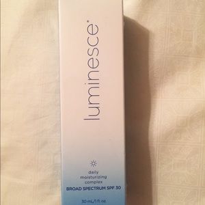 NEW! Jeunesse LUMINESCE daily moisturizing complex